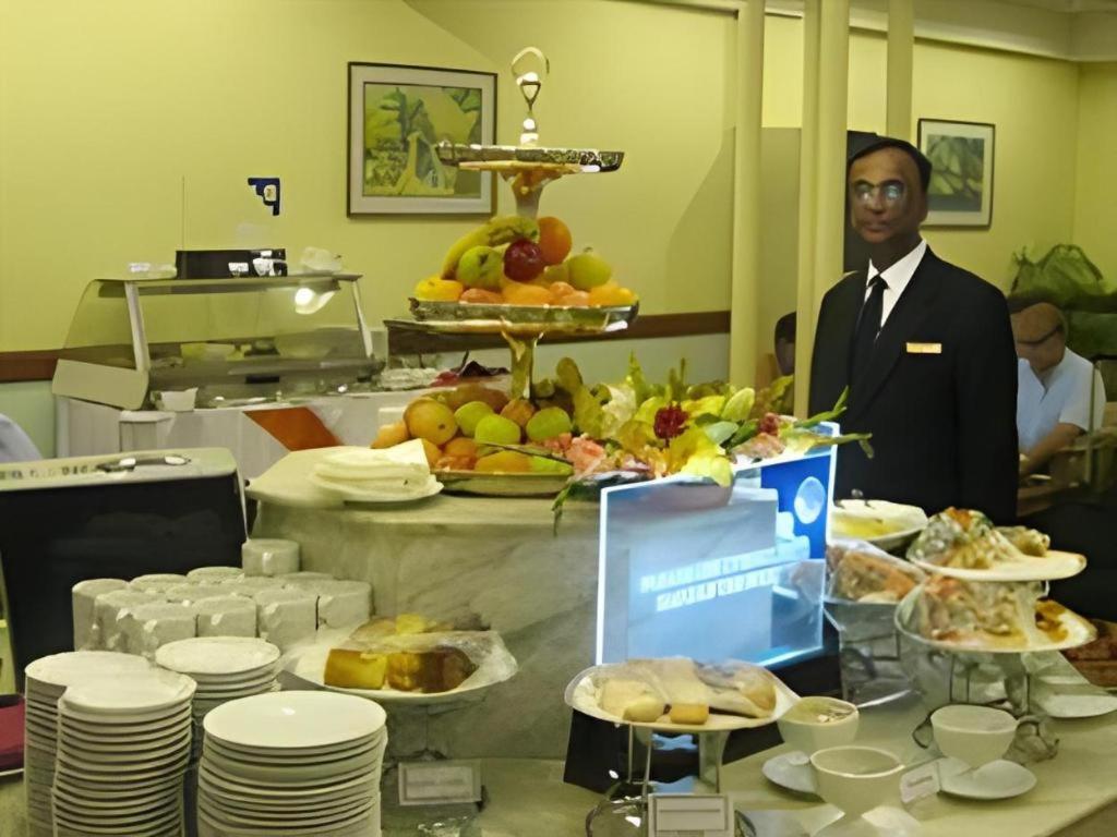 Hotel Ruposhi Bangla Dhaka Buitenkant foto