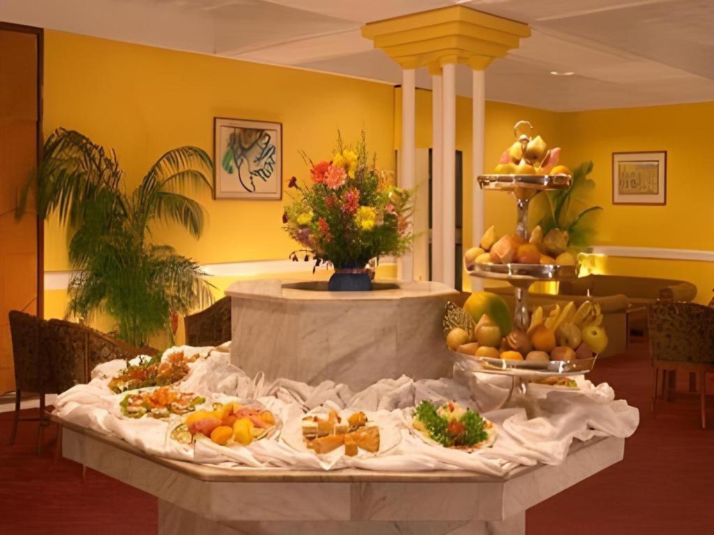 Hotel Ruposhi Bangla Dhaka Buitenkant foto